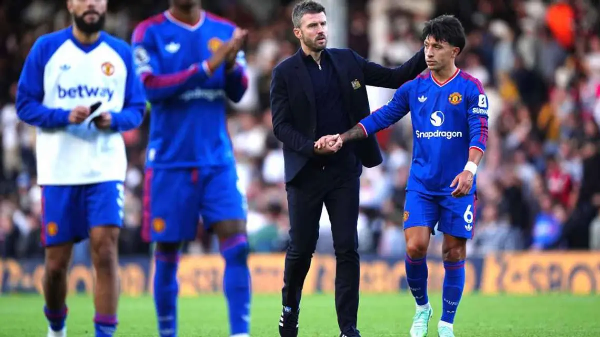 Michael Carrick menghibur Lisandro Martinez setelah mencetak gol bunuh diri dalam hasil imbang Manchester United melawan Fulham.