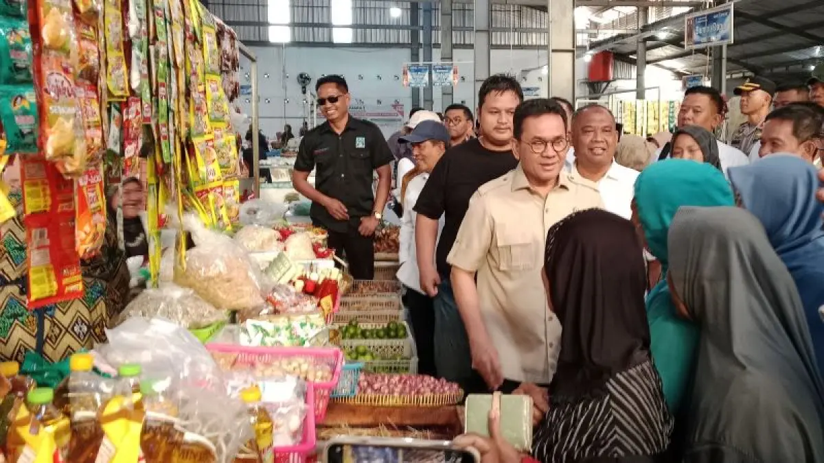 PASTIKAN HARGA AMAN: Menteri Perdagangan Budi Santoso saat mengunjungi Pasar Potrojayan, Prambanan, Sleman Senin (21/9). (Delima Purnamasari/Radar Jogja)