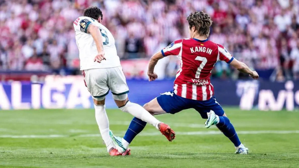 Pemain Atletico Madrid, Lee Kang-In (merah) terlihat menginjak pergelangan kaki Federico Valverde (putih) dalam derbi Madrid.