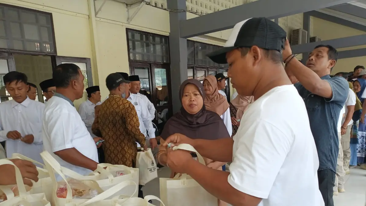 Pembagian paket sembako dari pengelola dapur MBG disela rapat koordinasi program MBG yang berlangsung di gedung Setda Kebumen, Senin (21/9). (M Hafied/Radar Jogja)