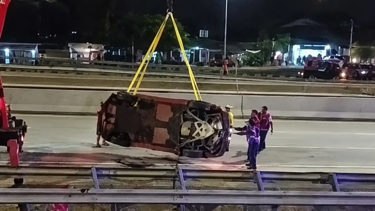 Porsche Terperosok ke Saluran Air di Tol Desari, Diduga Akibat Genangan