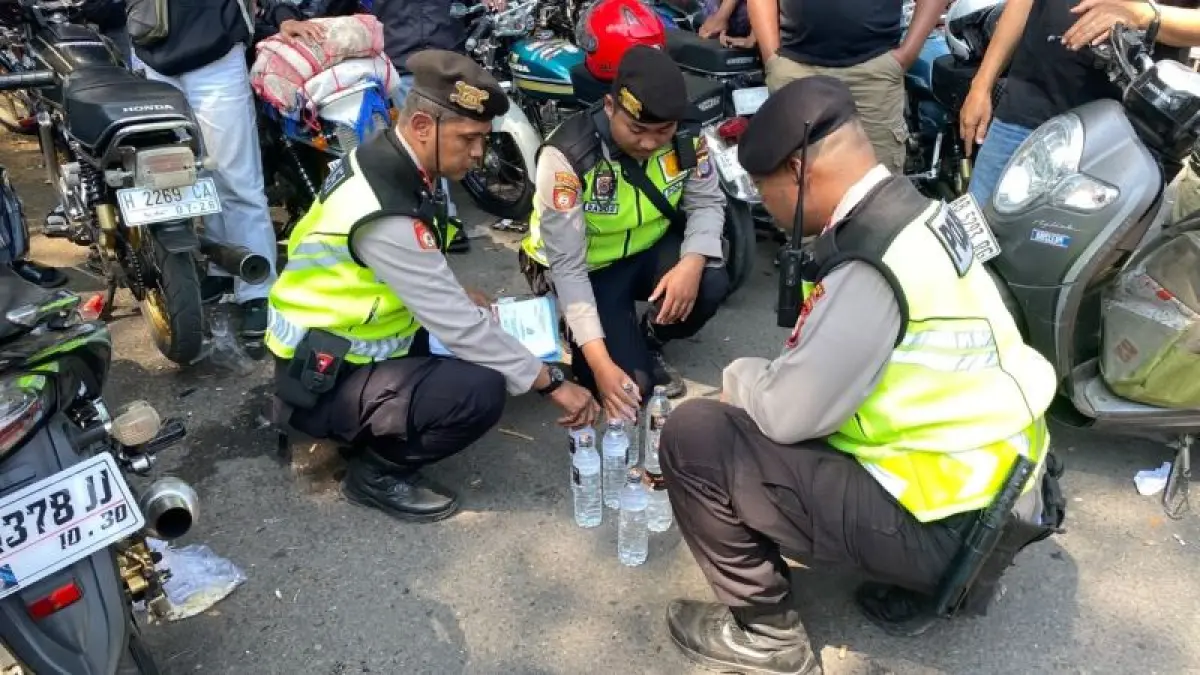 RAZIA: Jajaran Polres Bantul saat menindak peredaran miras ilegal. (ISTIMEWA)