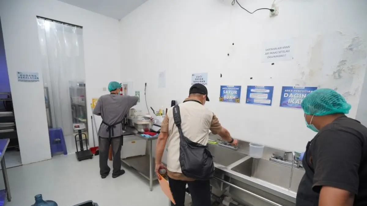 SIDAK: Pemprov DIY sedang melakukan inspeksi mendadak ke dapur SPPG di Kota Jogja dini hari Senin (21/9). (Dokumentasi Humas Pemprov DIY)