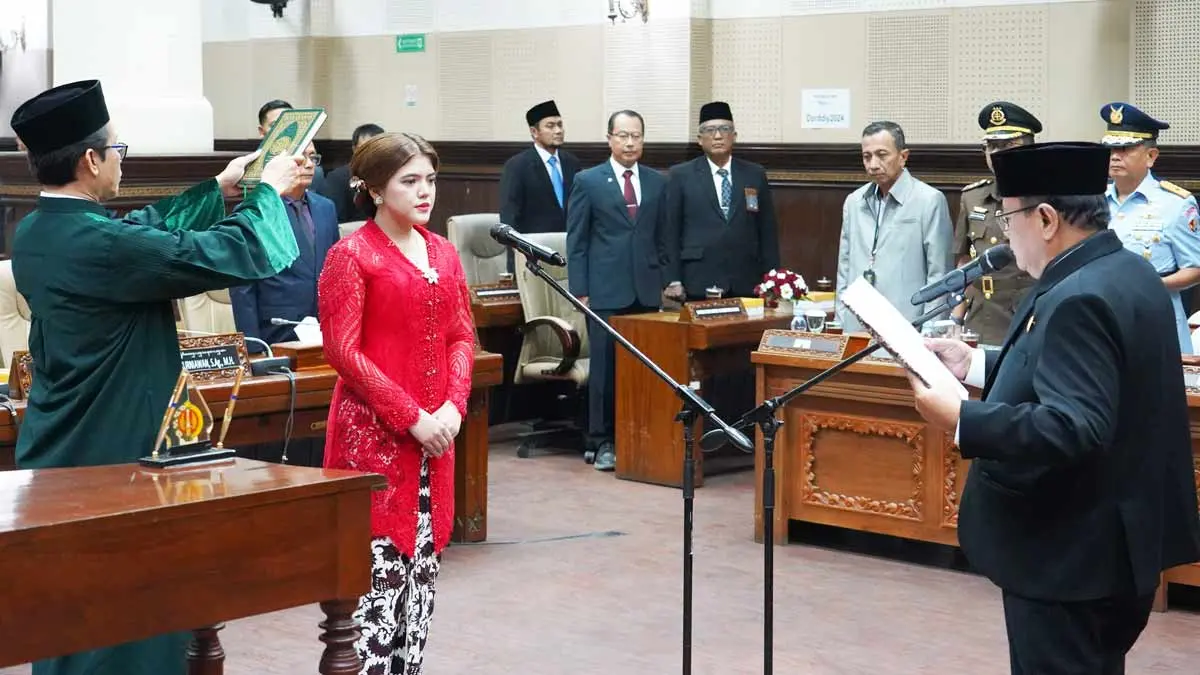 TERMUDA: Pelantikan anggota dewan Cintya Amanda ­Labetta Arie Seno melalui pergantian antarwaktu (PAW) dalam rapat paripurna istimewa di gedung DPRD DIJ, Senin (21/9).