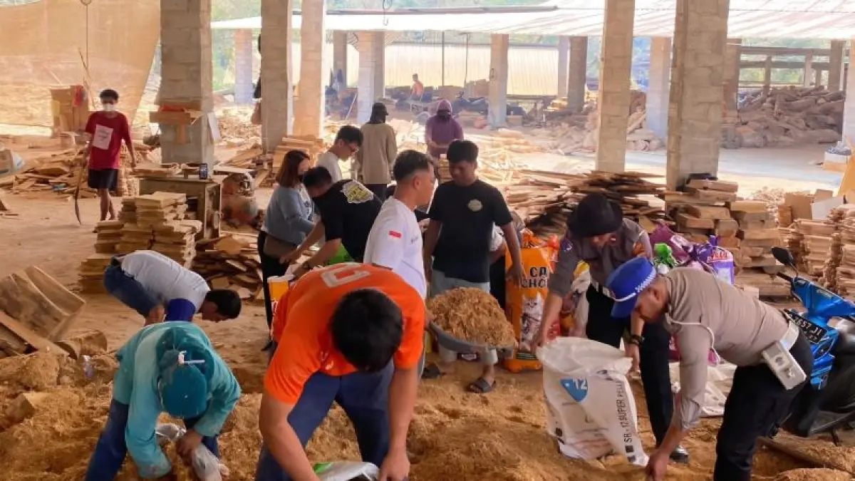 CEGAH LAKA LANTAS: Relawan menyiapkan serbuk gergaji untuk bisa ditebar di jalur rawan ceceran solar. (DZIKA FAJAR/RADAR JOGJA)
