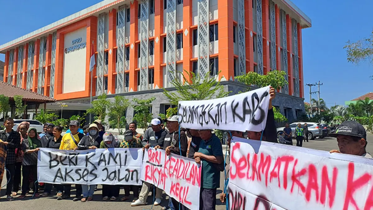 GERUDUK DPRD: Massa warga dan pedagang Pantai Watubolong menggelar aksi menolak penutupan akses menuju kawasan pantai. (Dzika Fajar/Radar Jogja)
