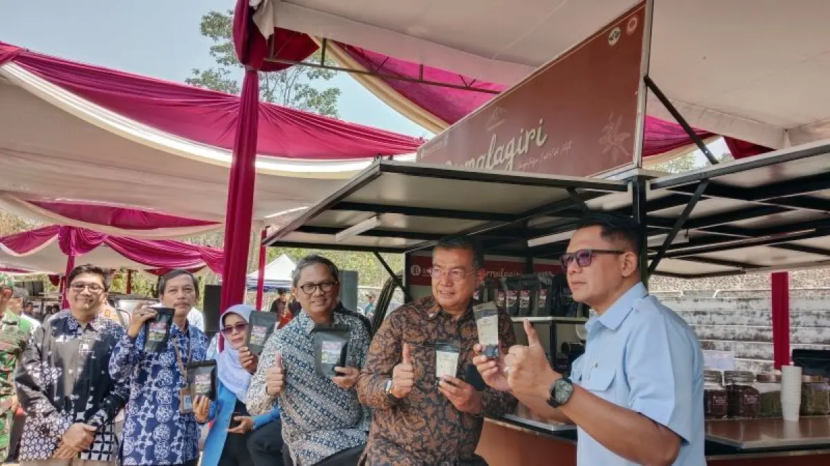 INOVASI BARU: Jajaran DP3 Sleman saat memberikan bantuan armada kopi keliling dalam peluncuran Koling dan Darling di Museum Gunungapi Merapi Selasa (22/9). (Delima Purnamasari/Radar Jogja)