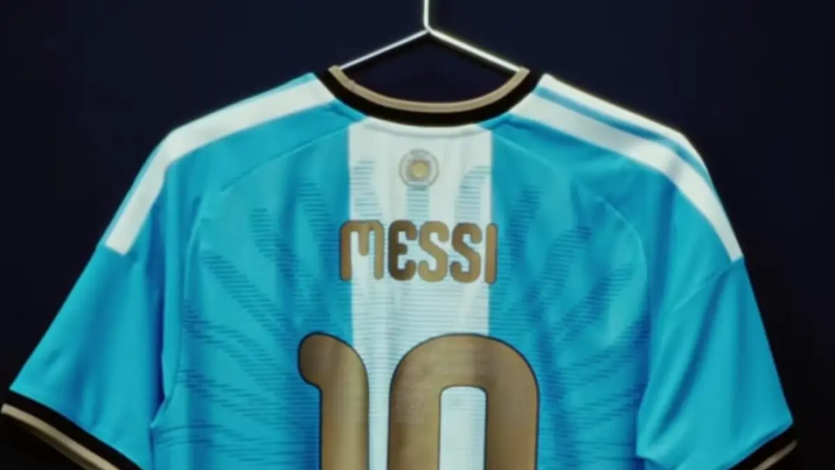 Jersey lionel messi dengan nomor punggung 10 berwarna emas, lengkap dengan namanya(@leomessi)