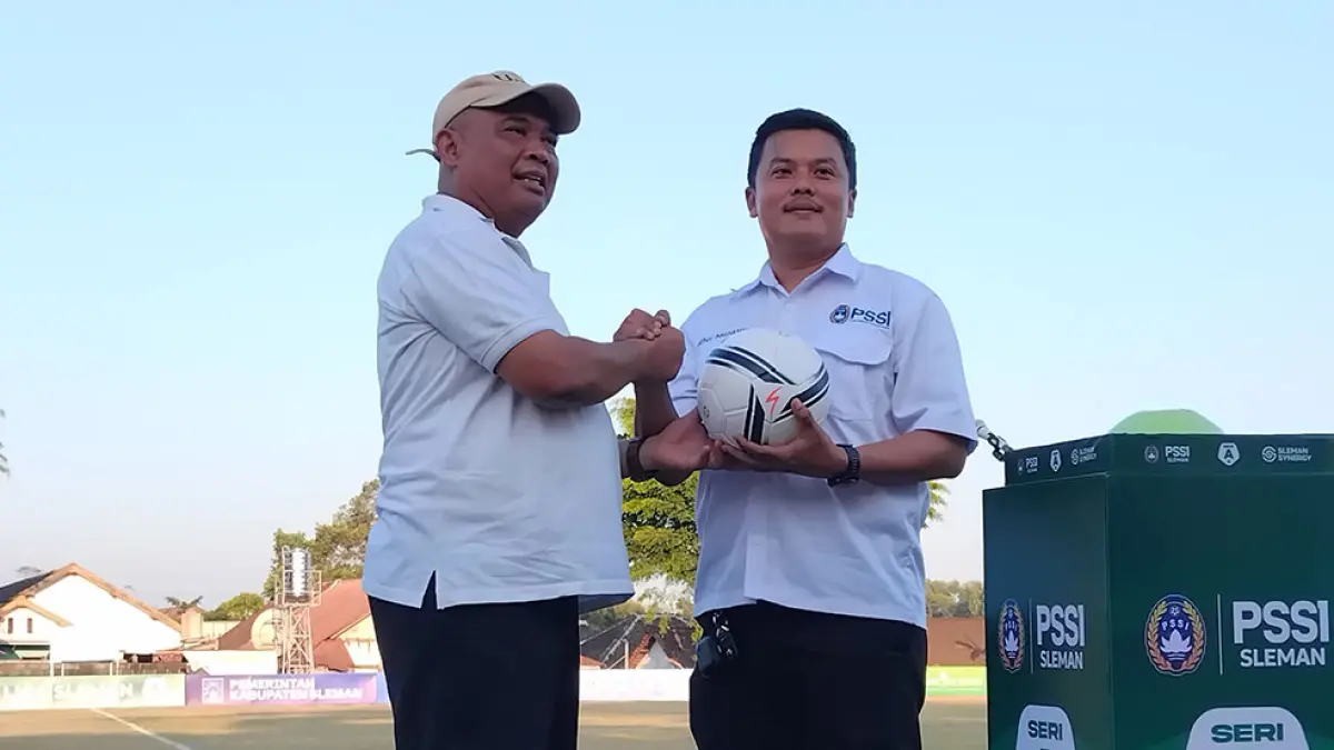 Ketua Askab PSSI Sleman Deny Ardianta bersama Bupati Sleman Harda Kiswaya. Rizky Wahyu/Radar Jogja