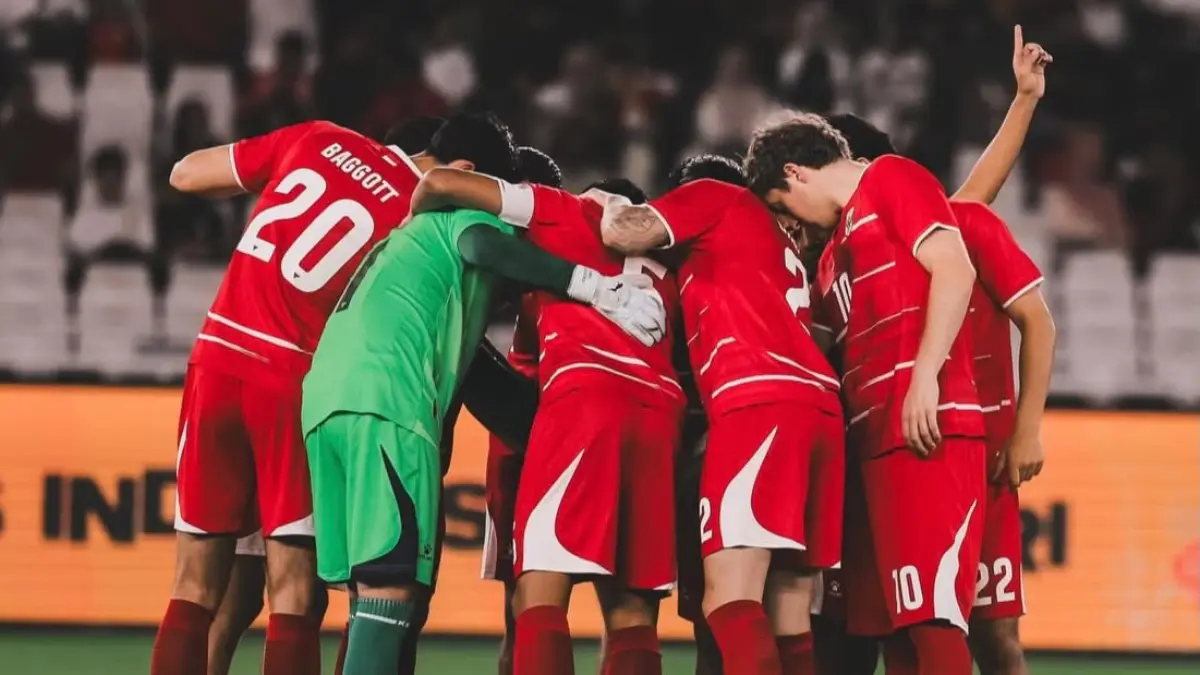 moment huddle di tengah lapangan Elkan Baggott bersama skuad garuda