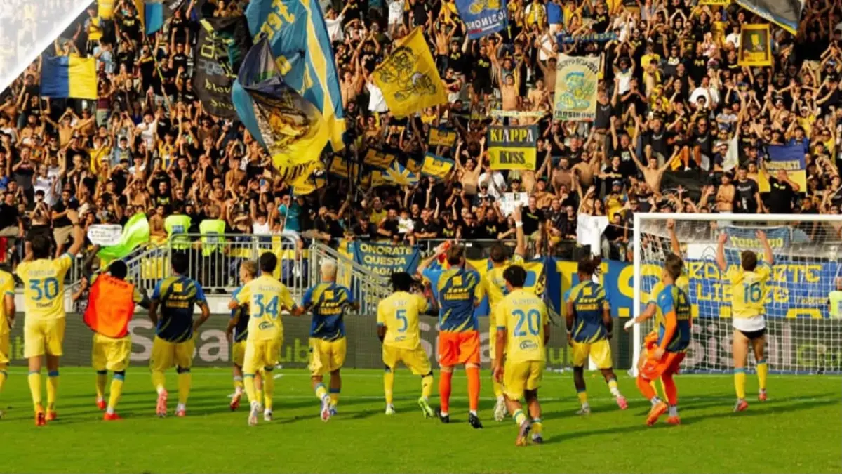 Para pemain frosinone calcio merayakan kemenangan bersama fans