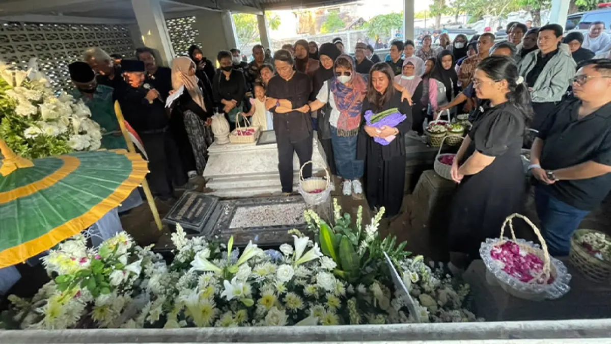 Pemakaman seniman teater Susilo Nugroho alias Den Baguse Ngarso di Pemakaman Krapyak, Panggungharjo, Sewon, Bantul, Selasa (22/9). (Abel Lia Nababan untuk Radar Jogja)