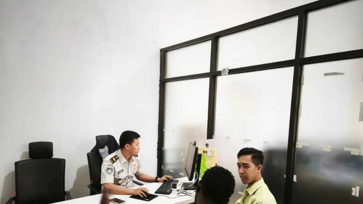 Petugas Kantor Imigrasi Puworejo melakukan tindakan terhadap mahasiswa asing asal Republik Mali yang kedapatan melanggar ketentuan keimigrasian. (Dokumentasi Kantor Imigrasi Purworejo)