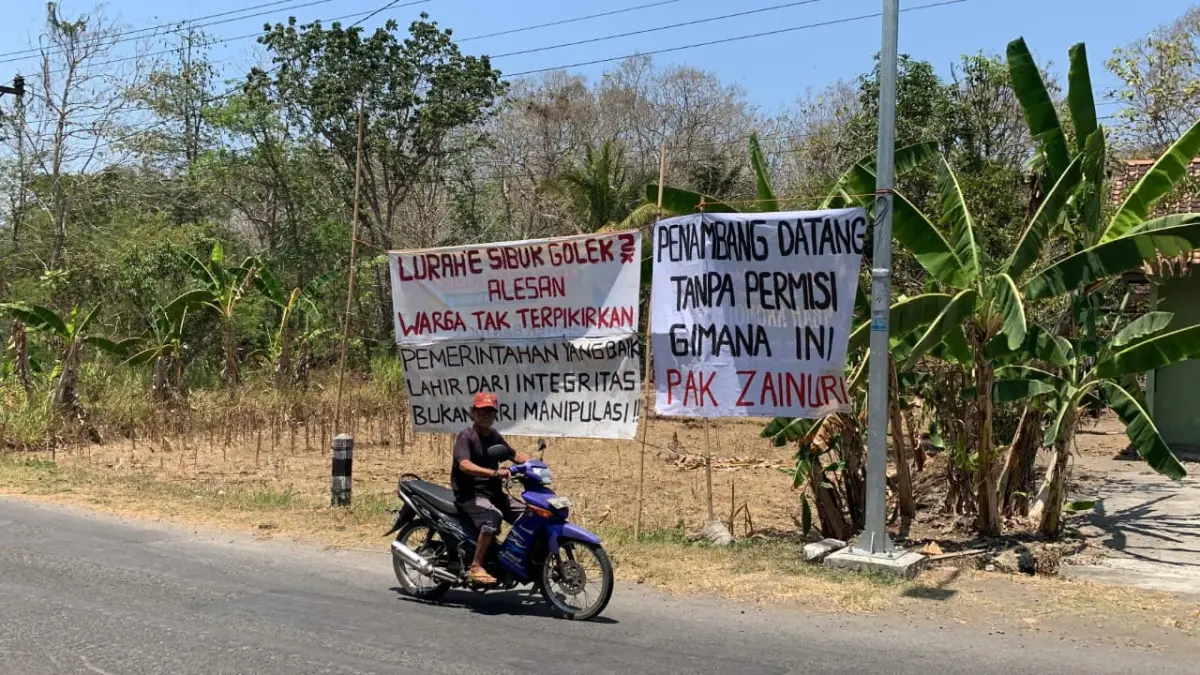 PROTES: Warga Padukuhan Karang, Kalurahan Tuksono memasang baner protes di dekat balai kalurahan. (ANOM BAGASKORO/RADAR JOGJA)