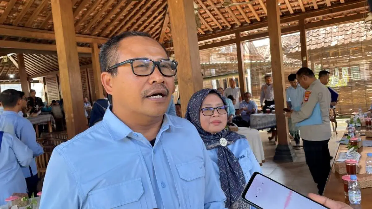 Sekretaris Daerah Bantul Agus Budi Raharja dan Kepala Dinas Pemberdayaan Masyarakat dan Kalurahan (PMK) Kabupaten Bantul Afif Umahatun. (Aris Romadhon/Radar Jogja)