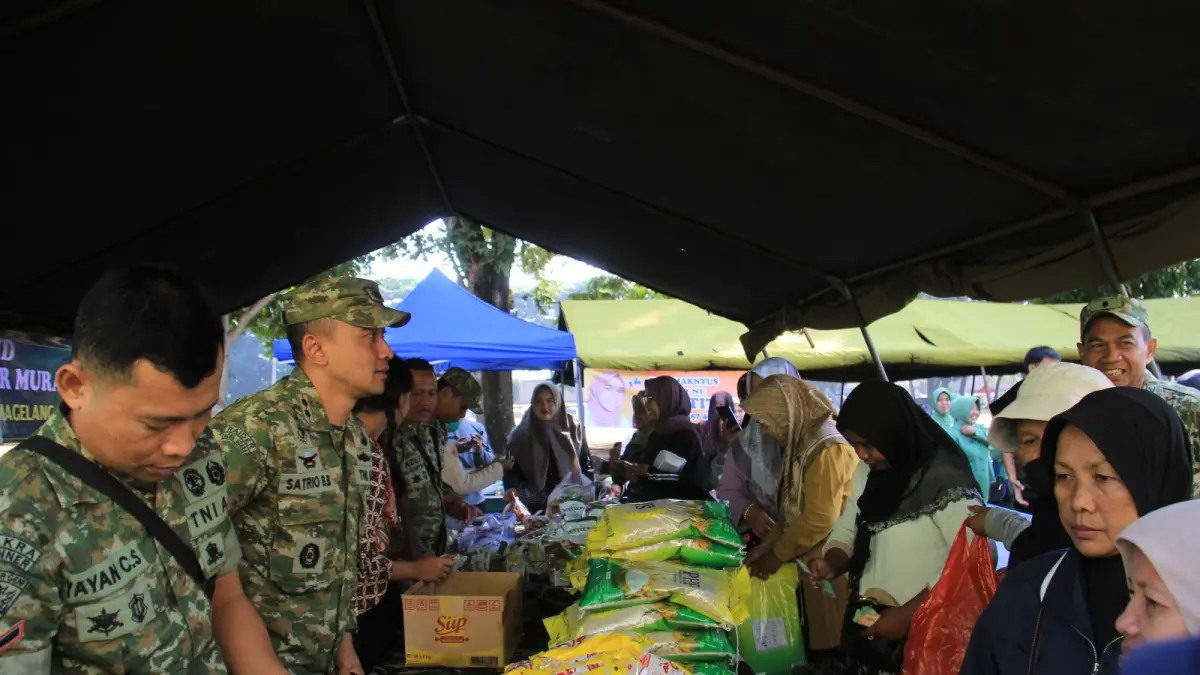 Warga menyerbu bazar murah pada rangkaian kegiatan HUT ke-81 TNI Tahun 2026, Selasa (22/9).