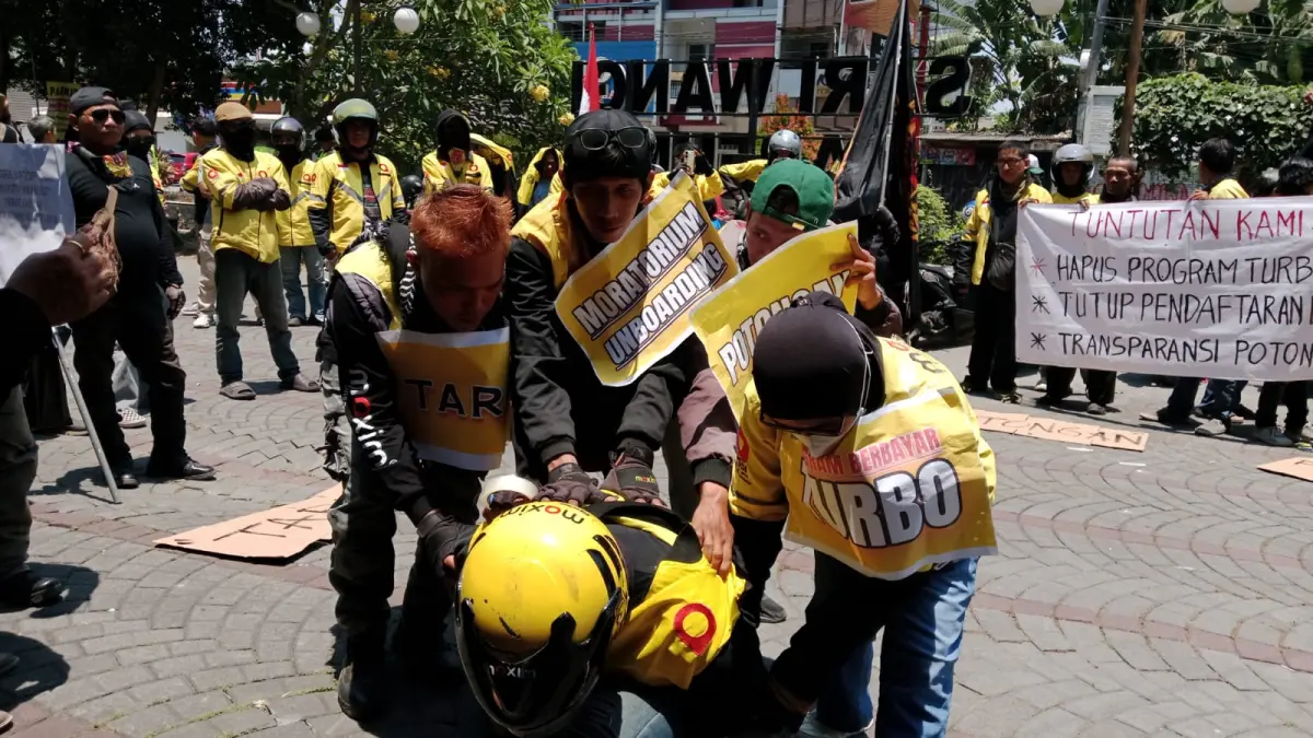 Aksi demo ojol di Kantor Maxim Yogyakarta - Delima Purnamasari/Radar Jogja