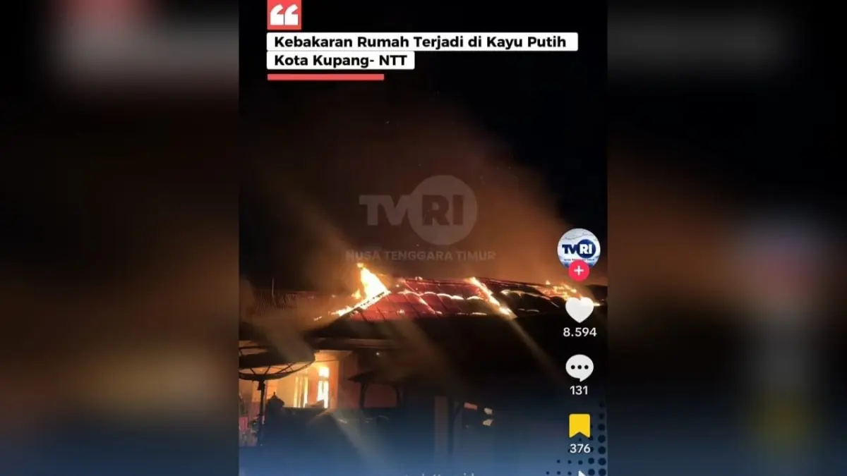 Kobaran api melanda rumah warga di Kelurahan Kayu Putih, Kota Kupang, NTT, Selasa (22/9/2026). Sumber Foto: Tangkapan layar TikTok TVRI NTT