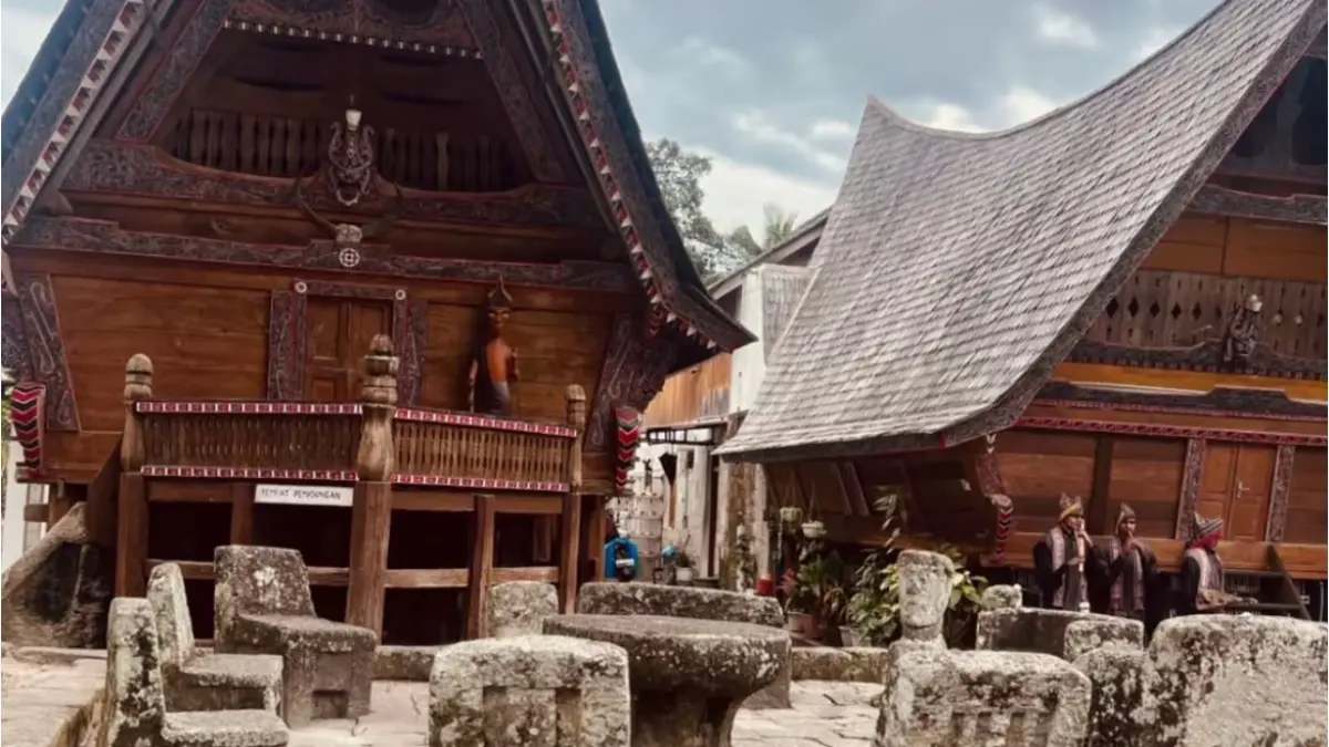Kursi dan meja batu yang menjadi Batu Persidangan Raja Siallagan di Huta Siallagan, Kabupaten Samosir, Sumatera Utara. Sumber foto: https://vt.tiktok.com/ZSqKutt5w/