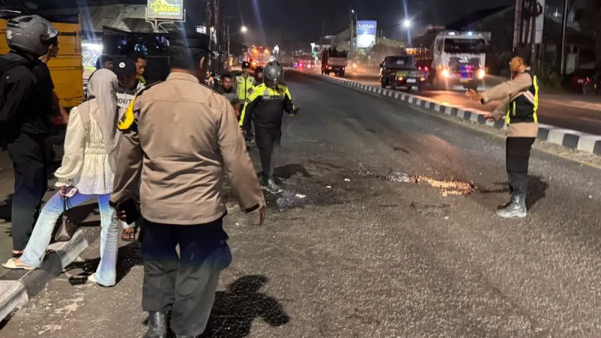 LAKA LANTAS: Polisi mengevakuasi kendaraan dan korban yang terlibat kecelakaan di kawasan Jembatan Kali Putih, Salam, Selasa (22/9) malam. (Dokumentasi Ricky S Hartono)