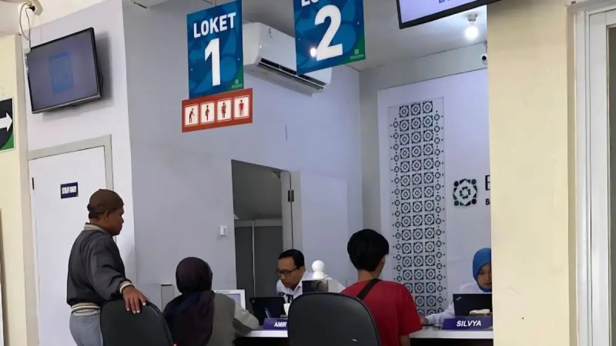 LAYANAN KESEHATAN: Warga mengurus layanan kepesertaan di Kantor BPJS Kesehatan Gunungkidul. (DZIKA FAJAR/RADAR JOGJA)