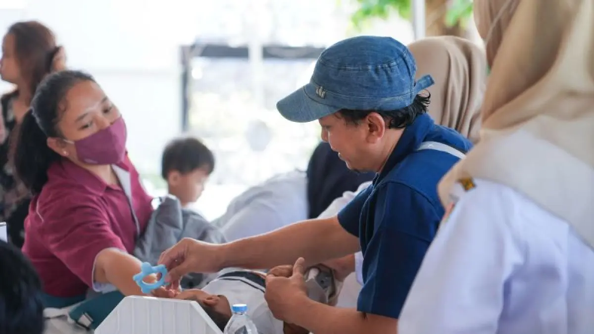 LAYANI WARGA: Kader posyandu memeriksa anak-anak di Pendopo Pengabdian, Rabu (23/9). (Prokompim Kota Magelang)