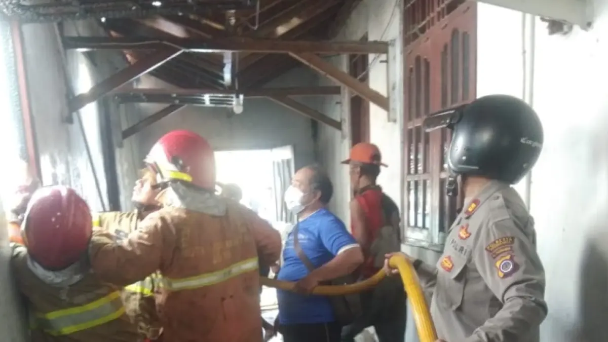 PENANGANAN: Petugas saat melakukan pemadaman api di sebuah rumah yang beralamat di Kampung Basen, Kelurahan Purbayan, Kemantren Kotagede, Kota Jogja, Selasa (23/9/2026). (DOKUMENTASI POLRESTA JOGJA)