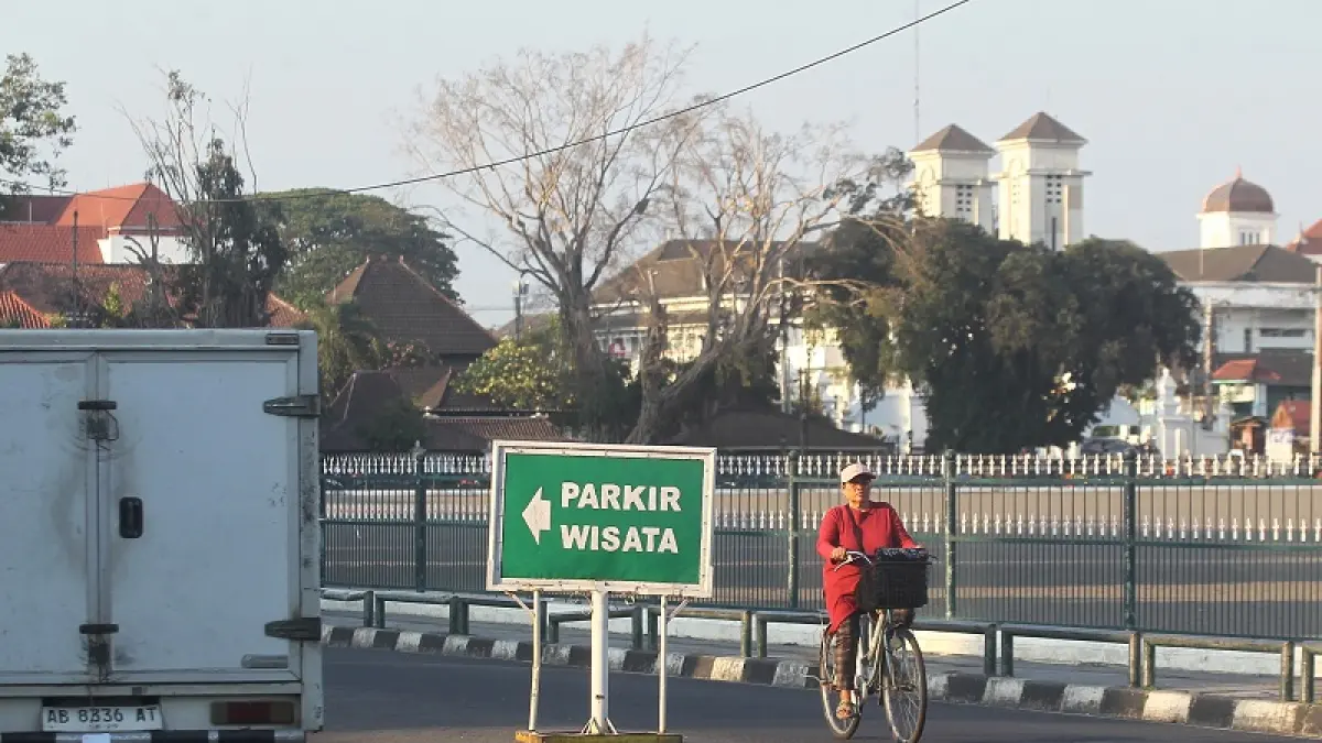 Pengguna jalan melintas di kawasan Alun-Alun Utara, Kota Jogja, Rabu (23/9/2026). Foto: Guntur Aga/Radar Jogja