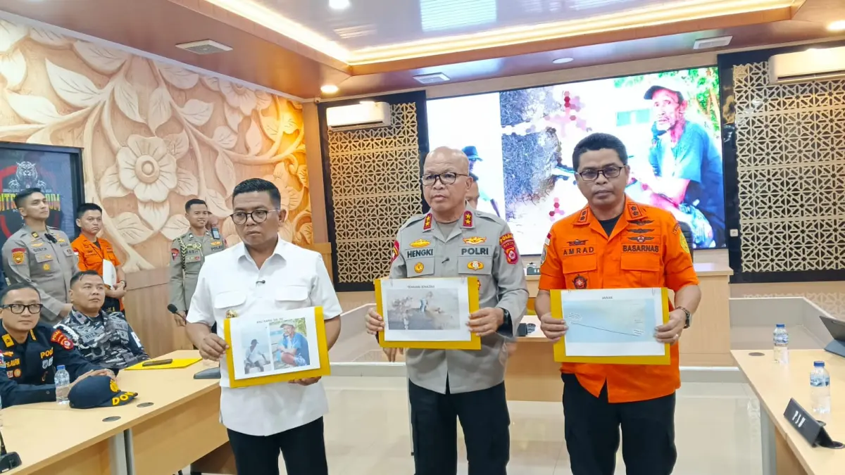 Petugas menunjukkan foto-foto penemuan jasad kru kapal. (ist)