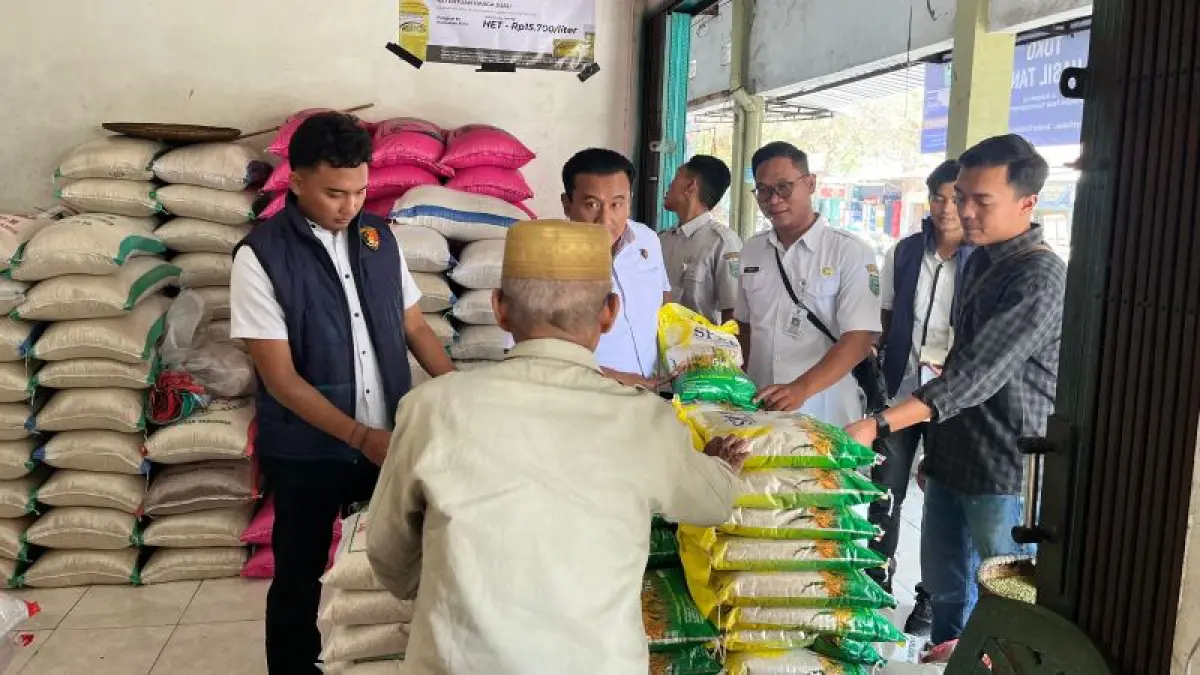 PREVENTIF: Tim terpadu dari Polres Kebumen dan lintas instansi melakukan pengawasan perdagangan beras di Pasar Tumenggungan. (Dokumentasi Polres Kebumen)