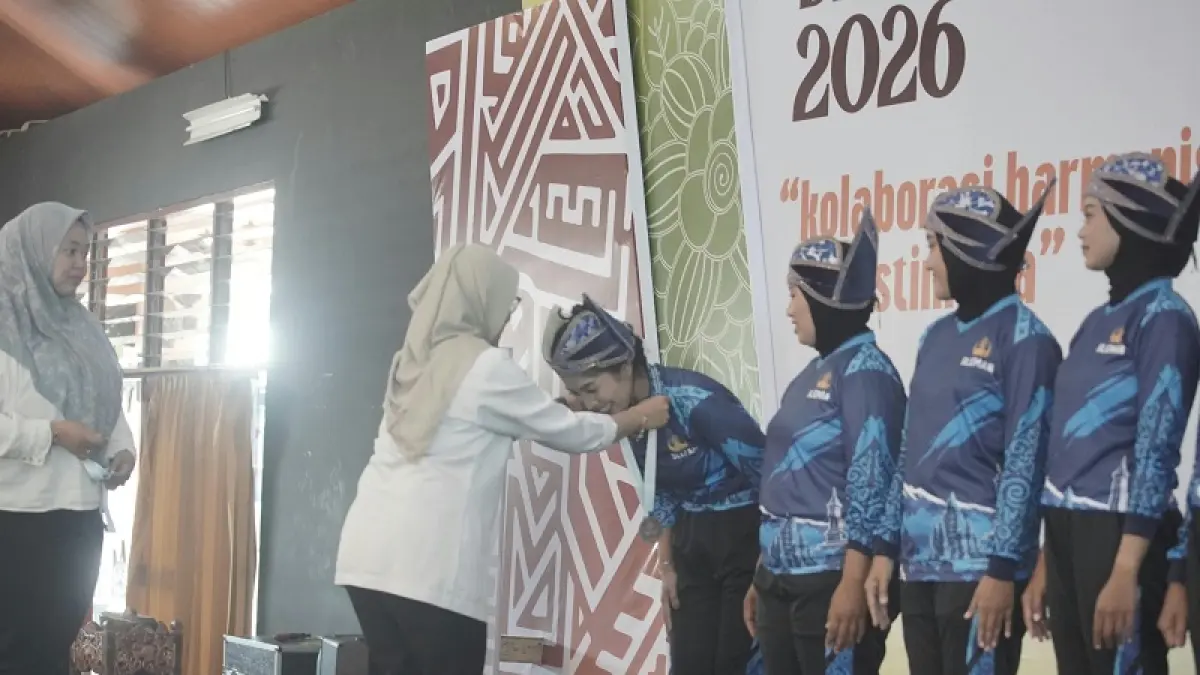 Salah satu juara sedang diberikan medali oleh panitia lomba. Dokumentasi Humas Pemprov DIY