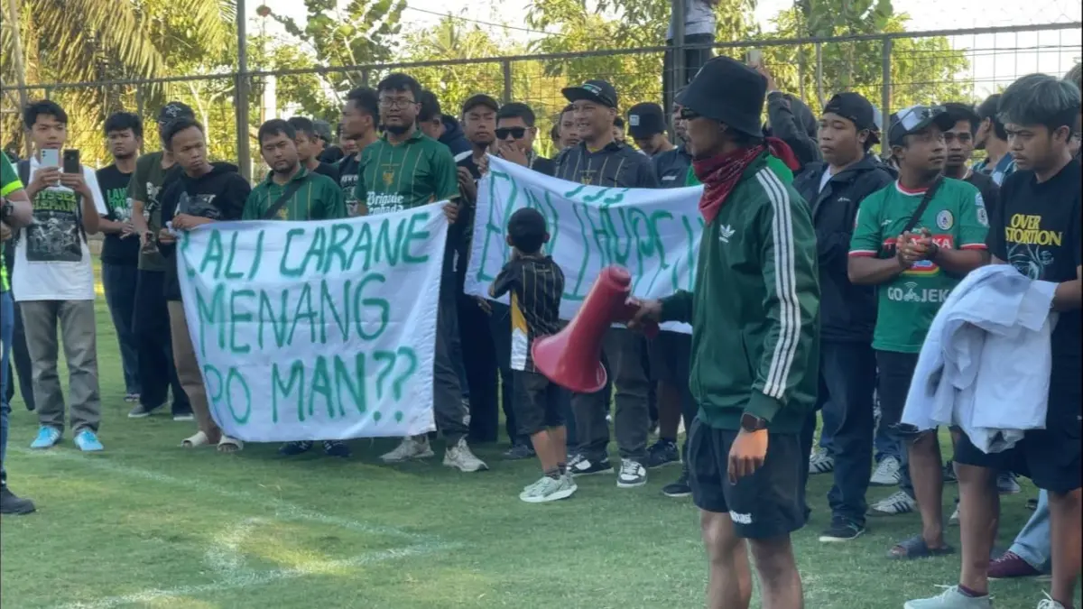 Slemania saat geruduk latihan PSS Sleman