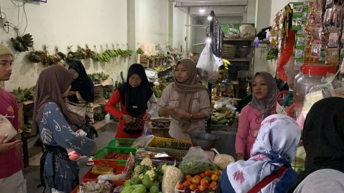 STOK TIPIS: Pedagang Pasar Desa Sentolo menjual komoditas cabai dan sayur dengan harga yang semakin naik. (ANOM BAGASKORO/RADAR JOGJA)