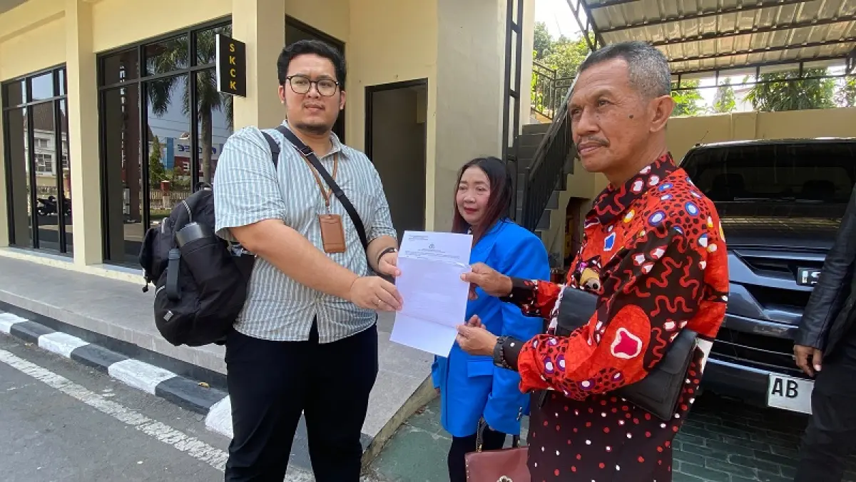 USAI MELAPORKAN: Kuasa Hukum BAM sedang memegang LP dugaan perzinaan MNH dan FN di Polda DIY, Rabu (23/9/2026). Cintia Yuliani/Radar Jogja