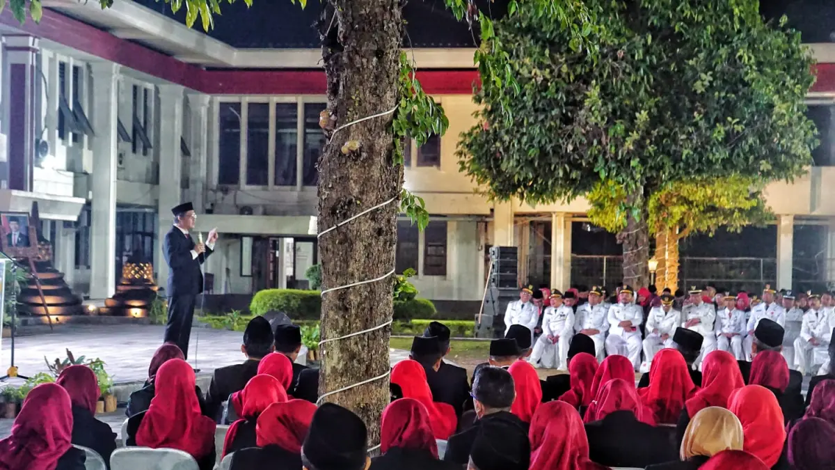 Bupati Magelang saat melantik dan mengambil sumpah/janji jabatan di halaman tengah Kantor Setda Kabupaten Magelang, Rabu malam (23/9).