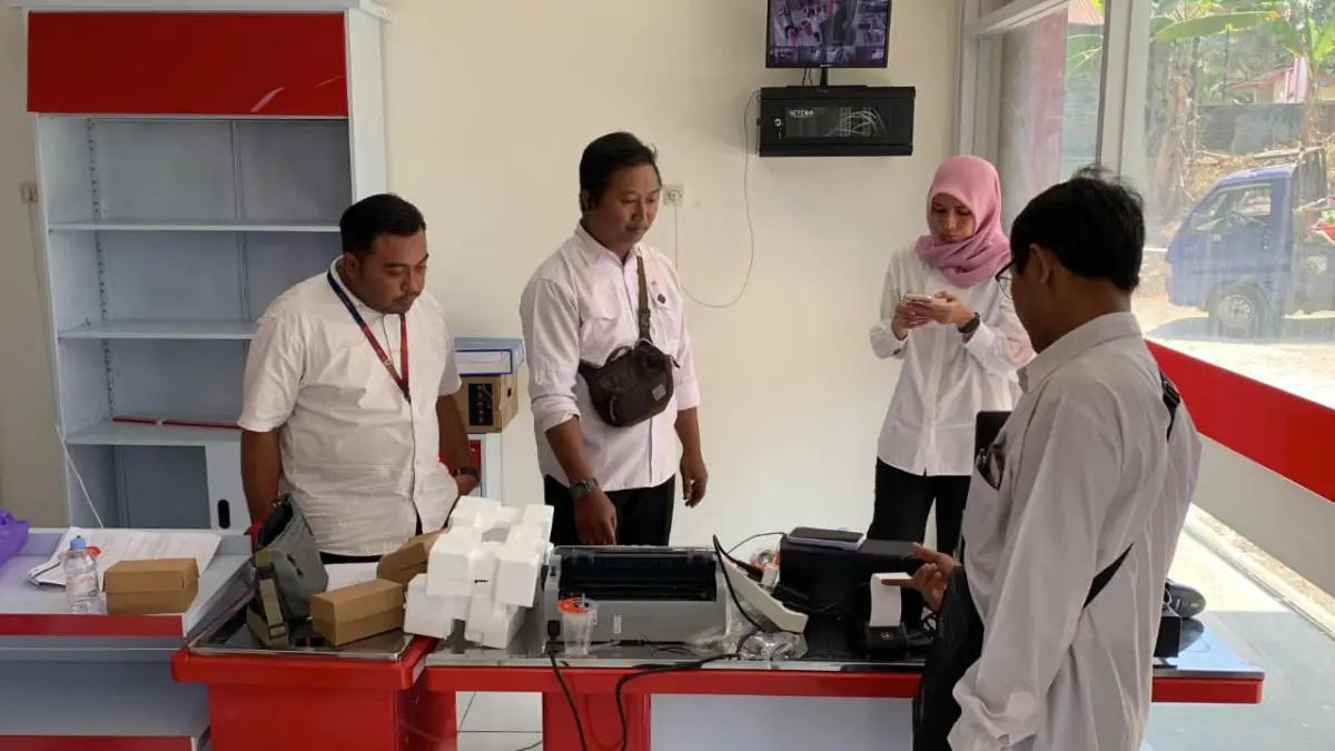 CEK: Tim Verifikasi dan Validasi Pemkab Kulon Progo melihat hasil pembangunan gerai KDMP di Wijimulyo. (ANOM BAGASKORO/RADAR JOGJA)