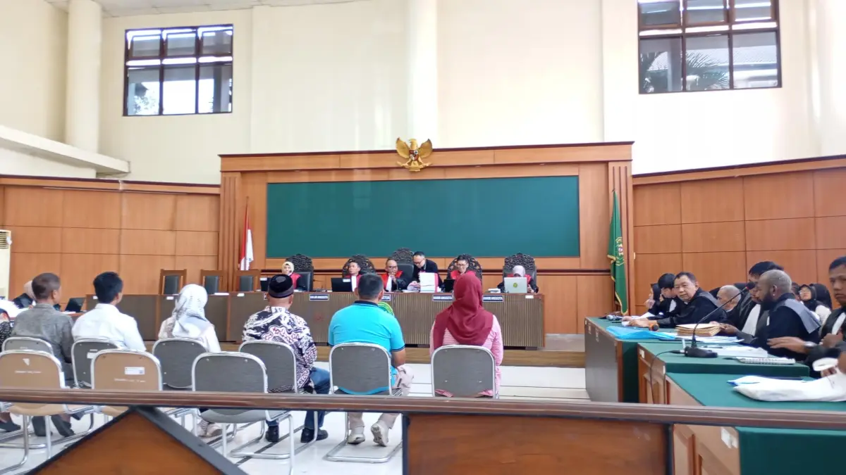 DIHADIRKAN TERDAKWA: Para tetangga pengasuh memberikan kesaksian untuk meringankan para terdakwa dalam persidangan di PN Jogja, Kamis (24/9). (IWAN NURWANTO/RADAR JOGJA)
