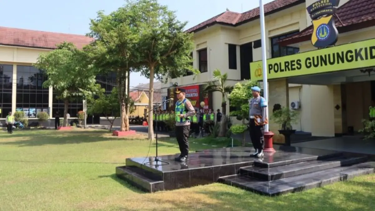 GIAT PENGAMANAN: Kapolres Gunungkidul AKBP Damus Asa memimpin apel pergeseran pasukan untuk mengamankan pilur serentak Kamis (24/9). (ISTIMEWA)