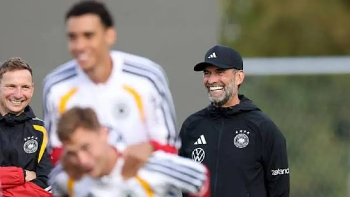 Jurgen Klopp dan Pepijn Lijnders saat memimpin sesi latihan Timnas Jerman