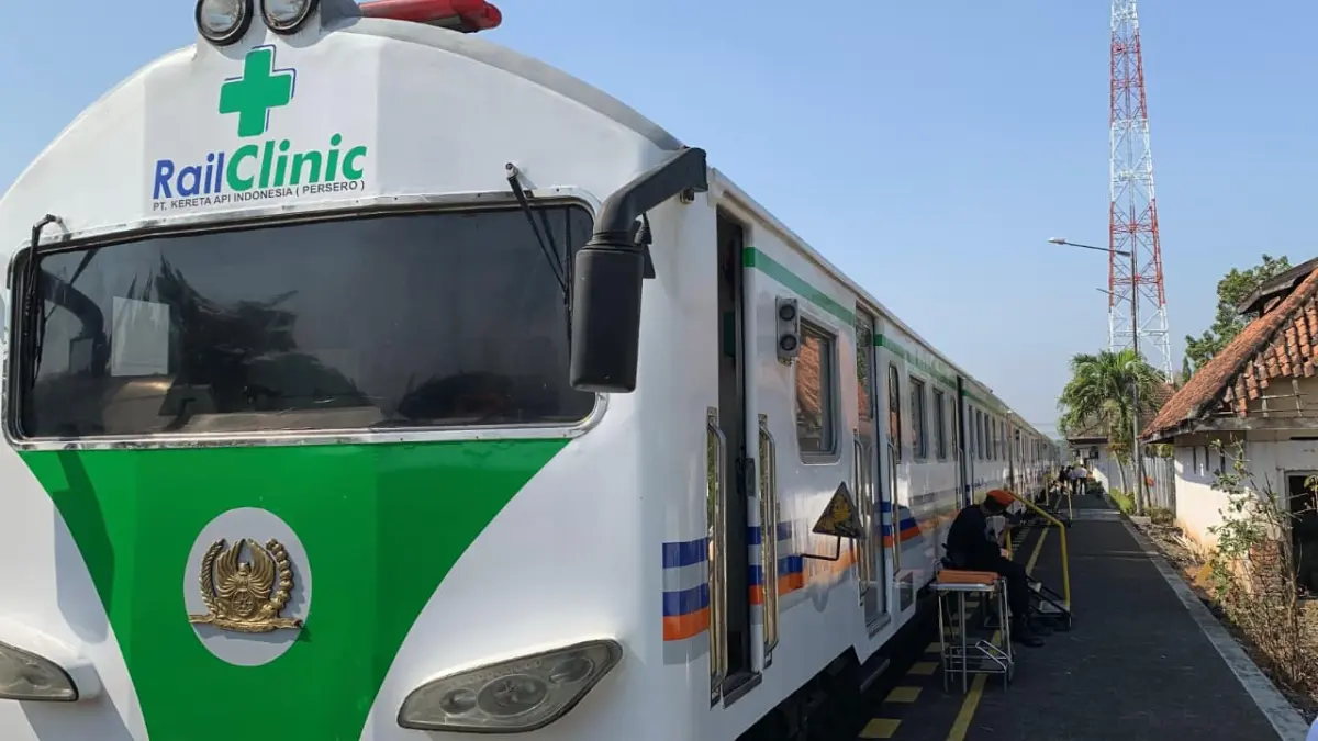 PERIKSA: Warga Kalurahan Sentolo melakukan pengambilan sampel darah dan beberapa tes lain dalam rangkaian kereta api. (ANOM BAGASKORO/RADAR JOGJA)