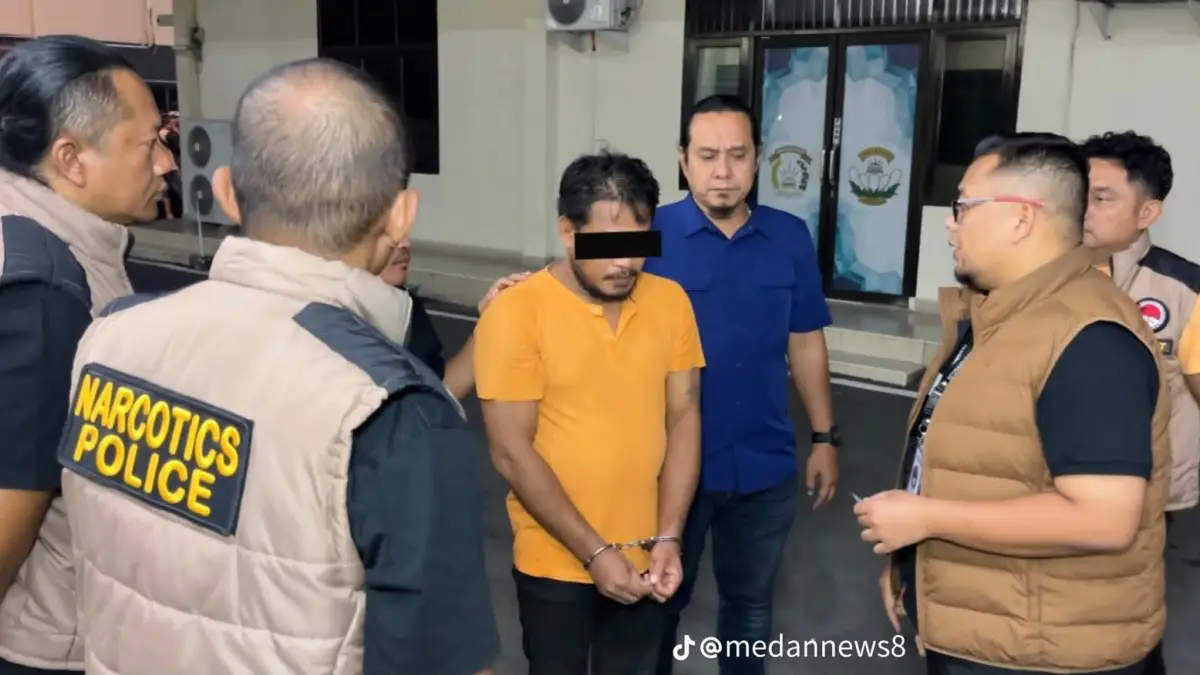 Petugas Satresnarkoba Polrestabes Medan mengamankan pedagang nasi goreng berinisial HI yang diduga mengedarkan sabu dari warungnya di Jalan Tuasan, Medan Tembung. Sumber foto: https://vt.tiktok.com/ZSbdNNwaE/