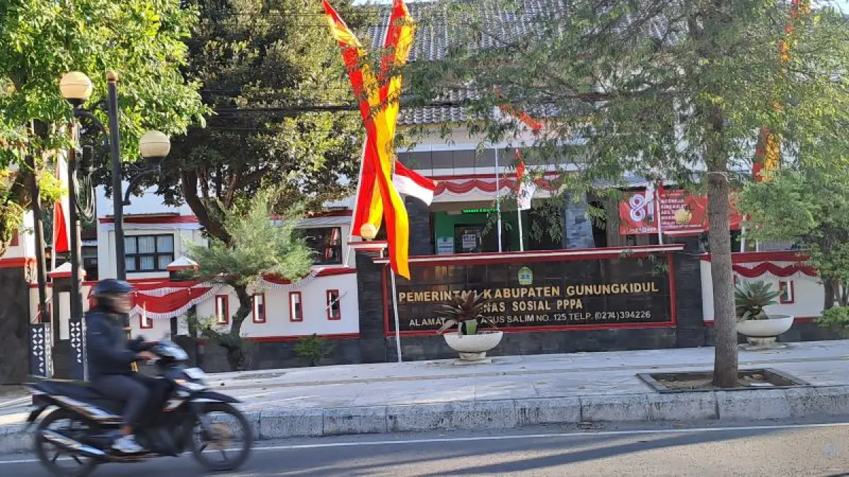 TAMPAK DEPAN: Suasana aktivitas di depan Kantor Dinsos P3A Gunungkidul. (Dzika Fajar/Radar Jogja)