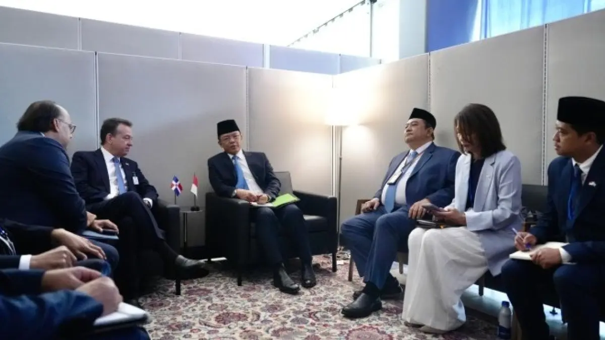 Menteri Luar Negeri RI Sugiono menandatangani berkas Perjanjian Bebas Visa bagi Pemegang Paspor Diplomatik dan Dinas (PBVDD) di New York, Amerika Serikat, Rabu (23/9/2026). Kesepakatan bersama Libanon, Saint Vincent dan Grenadines, serta Republik Dominika ini diresmikan di sela-sela Sidang Majelis Umum PBB ke-81. (dok. Komdigi)