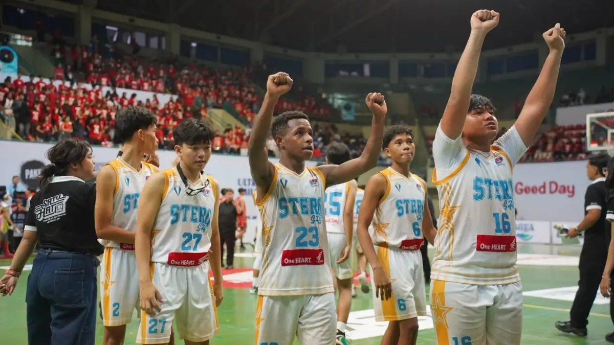 Aksi punggawa stero mendatangi para supporter setelah kemenangan. (Muhammad Rizal Kurniawan/Radar Jogja)