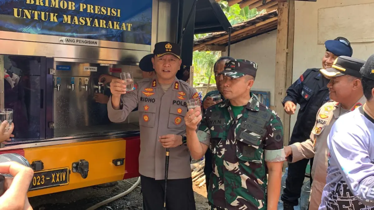 ANTRE: Warga Padukuhan Watu Belah menunggu giliran dengan meletakkan galon air di kendaraan Water Treatment. (ANOM BAGASKORO/RADAR JOGJA)