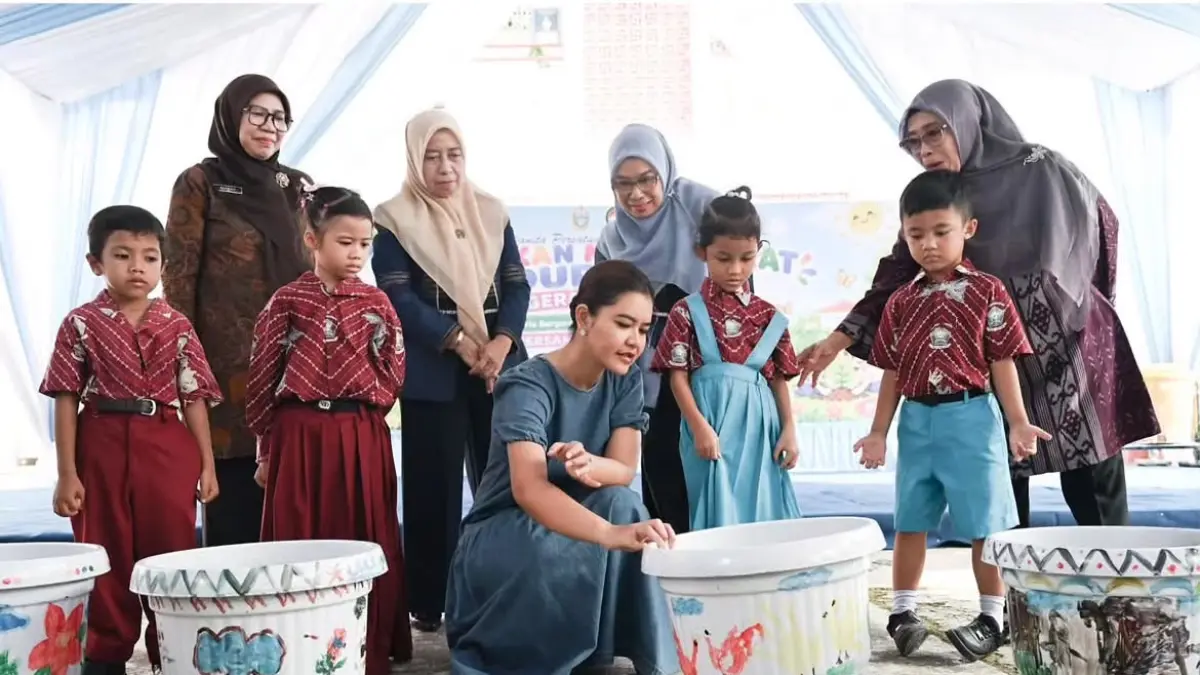Kahiyang Ayu berinteraksi bersama siswa TK/SD Pertiwi Medan dalam kegiatan Germas Ceria di halaman Yayasan Pertiwi, Medan, Kamis (24/9/2026).&nbsp;Sumber foto: https://www.instagram.com/p/DdrLJ76kn8d/?stkn=MXNmaXJkYjRxNXNtbw==