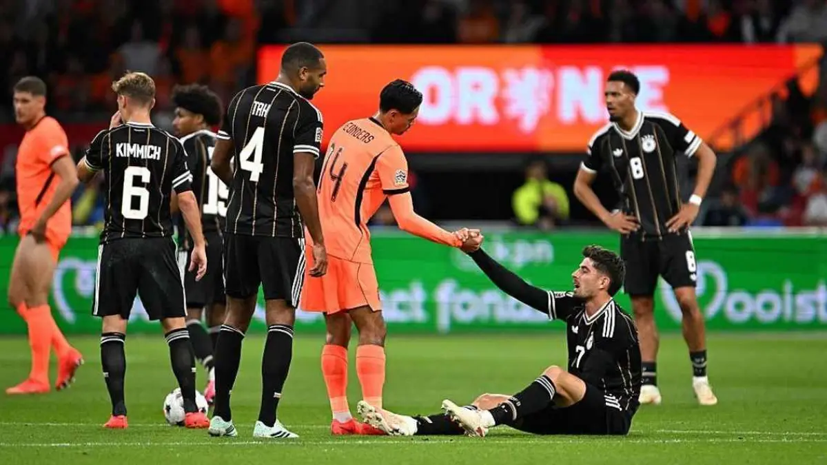 Kai Havertz dibantu Tijjani Reijnders untuk bangun saat Jerman melawan Belanda di Nations League.