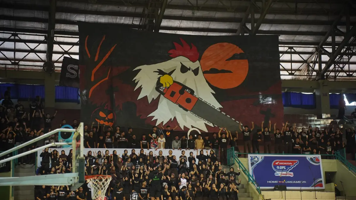 Koreo Halloween Suporter Nine Senior Trappsila mencuri perhatian di DBL Jogja 2026. (Muhammad Rizal Kurniawan/Radar Jogja)