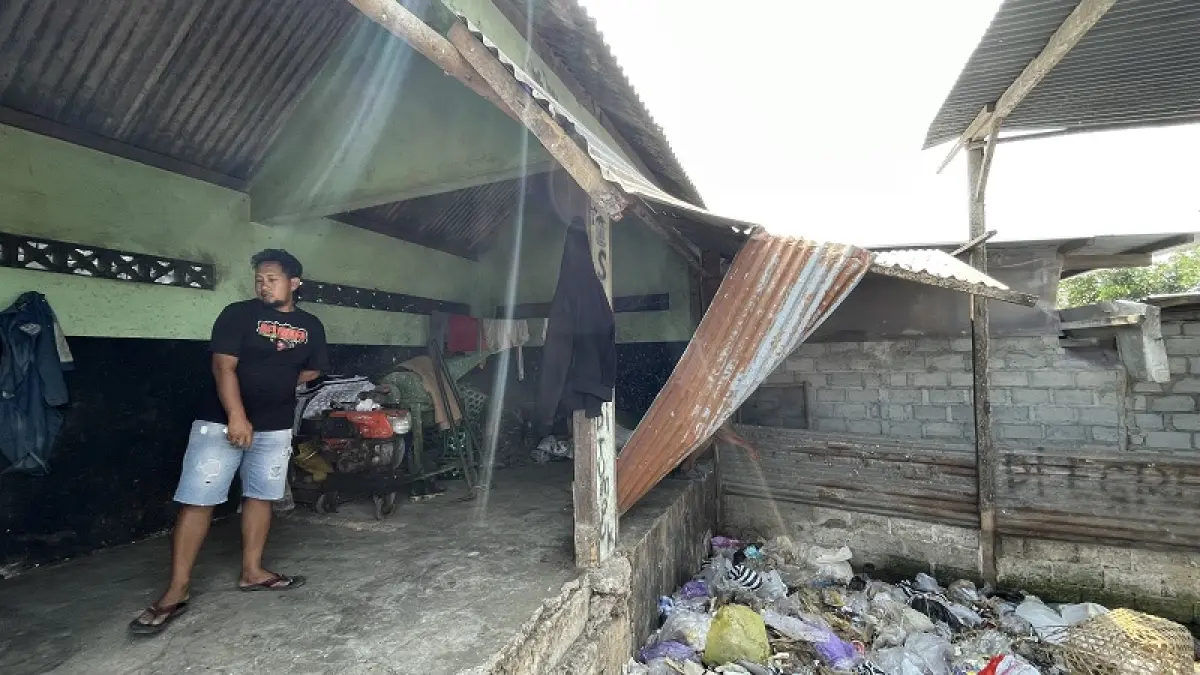 MENGKHAWATIRKAN: Atap TPS Pasar Imogiri sudah lama jebol, hingga kini masih belum mendapat perbaikan. Aris Romadhon/Radar Jogja