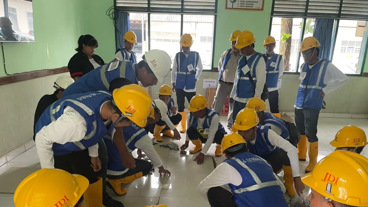 Para pekerja konstruksi mengikuti pelatihan sekaligus praktik yang digagas oleh DPUPR Kabupaten Magelang serta CSR.